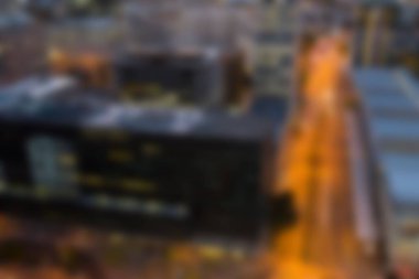 Gün batımında şehir manzarasının odaksız görüntüsü