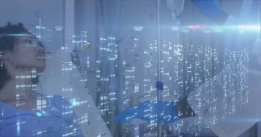 Beyaz önlüklü doktor ve teknisyen, laboratuvar koridorunda stetoskopla serum serumunu ayarlıyorlar. Tıbbi, sağlık, klinik, araştırma, modern, tanı, profesyonel