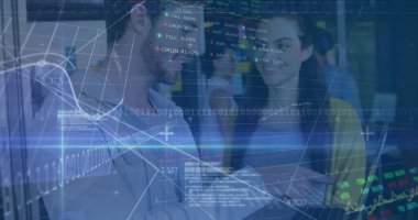 Modern ofiste dizüstü bilgisayarı inceleyen ve finansal tabloları üst üste koyan veri uzmanları. Teknoloji, yenilik, analitik, takım çalışması, dijital, kurumsal, fütürist