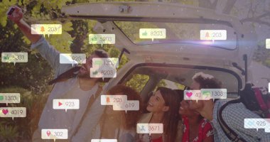 Ormanda bagaj ve sosyal medya örtüsüyle saklanan akıllı telefonlardan oluşan selfie grubu. Macera, yoldaşlık, doğa, açık hava, manzara, gençlik, bağlantı