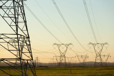 Akşam elektrik pilon siluet