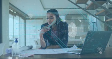 Spor ceketli kadın modern ofisin planlarını inceliyor, elinde akıllı telefon ve kalem var. Profesyonel, yenilik, teknoloji, tasarım, plan, işbirliği, fütüristik