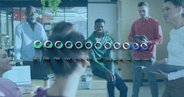 Konferans masasında dizüstü bilgisayarlar ve ilerleme çizelgesiyle yıllık verileri tartışan beş ofis arkadaşı. İşbirliği, takım çalışması, iş, profesyonel, modern, yenilik, strateji