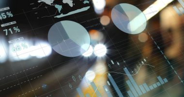 Ofiste finansal veriler, pasta, bar, şamdan ve çizgi çizelgeleri,% etiketler, dünya haritası gösteriliyor. Analizler, yatırım, dijital, iş, teknoloji, profesyonel, veri