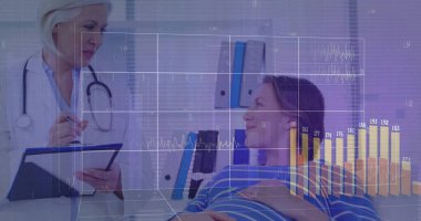 Hasta notlarını kaydediyor. Beyaz önlüklü klinisyen elinde not panosu ve kalemle muayene odasında stetoskop tutuyor. Sağlık, danışma, profesyonel, hastane, sağlık, analiz, teşhis