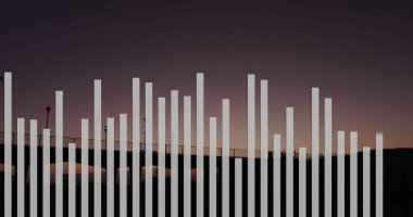 Dikey beyaz çubuklar, alacakaranlıkta, sokak lambaları ve korkuluklar boyunca uzanan grafikler. Siluet, kentsel, modern, grafik, teknolojik, estetik, atmosfer