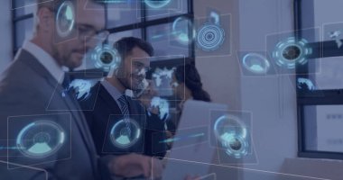 Ofisteki bilgisayarlı akıllı telefon ve holografik ekranları kullanarak takım elbise giyen profesyoneller. Şirket, takım çalışması, yenilik, dijital, teknoloji, modern, iletişim