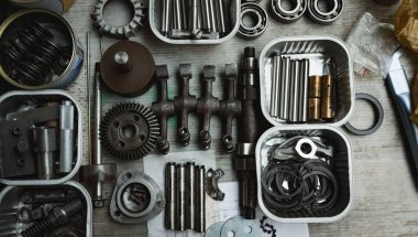 Endüstride metalik araçların yüksek açılı görünümü