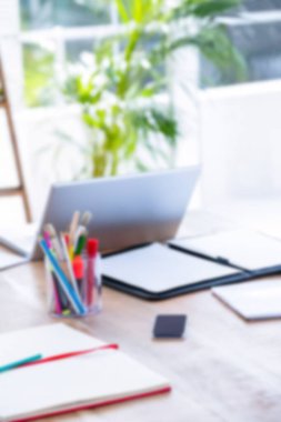 Dizüstü bilgisayarın ve not defterlerinin yakın plan görüntüleri.