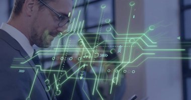 Ofiste akıllı telefonu tutan, hologram kaplamalı gözlük takan bir yönetici, kopyalama alanı. Teknoloji, yenilik, işbirliği, şirket, fütüristik, profesyonel, dijital