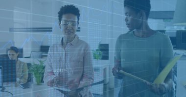 Tablet ve sarı klasörlü iki iş kadınının açık planlı ofisindeki monitörleri inceliyorum. İşbirliği, takım çalışması, modern, profesyonel, analitik, çalışma alanı, şirket