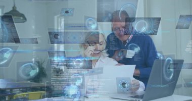 Üst düzey çiftlerin evdeki evrakları incelerken, bilgisayar gözlüğü takıyorlar. Son sınıf, olgun, dijital, modern, çalışma alanı, yaşam tarzı, teknoloji