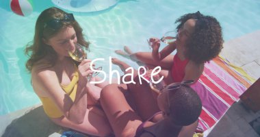 Mayo giymiş, şarap içen ve havuz kenarında plaj topuyla konuşan üç arkadaş. Boş zaman, yaz, tatil, açık hava, rahatlama, sosyal, canlı