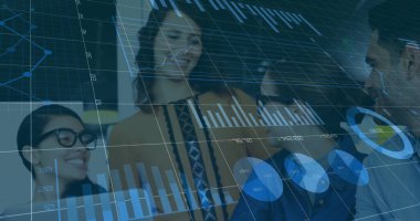 Ofisteki şeffaf ekranda gözlüklerle veri tablolarını inceleyen üç profesyoneli tartışıyorlar. İşbirliği, teknoloji, veri, yenilik, modern, takım çalışması, analitik