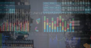 Alacakaranlıkta ofis kulelerinde bar çizelgeleri ve sayısal tablolarla harmanlanan finansal verileri gösteriyor. Kentsel, kurumsal, modern, analitik, teknoloji, profesyonel, soyut