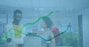 İş kıyafetleri giyen iş arkadaşlarının açık planlı ofiste dizüstü bilgisayarla dokümanları incelemesi. İşbirliği, takım çalışması, yenilik, modern, profesyonel, üretkenlik, çalışma alanı