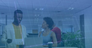 Laptop verilerini inceliyorum, üç meslektaşım modern ofiste, yazılı belgelerle birlikte masalarında duruyorlar. İşbirliği, takım çalışması, yenilik, bağlantı, profesyonel, üretkenlik, modern