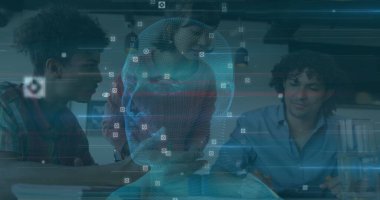 Laboratuvar çalışma alanındaki holografik 3 boyutlu kafatası modelini veri işaretleriyle inceleyen üç takım arkadaşını inceliyorum. Güçlendirme, işbirliği, yenilik, fütüristik, araştırma, teknoloji, takım çalışması