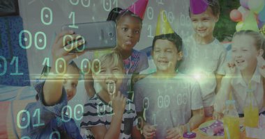 Arka bahçede külah şeklinde parti şapkaları takan altı çocuğu akıllı telefonlar ve balonlarla selfie çekiyorlar. Kutlama, çocukluk, arkadaşlık, açık hava, şenlik, neşe, neşe