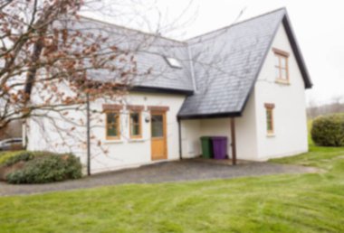 Gökyüzüne karşı Beyaz Saray 'ın önünde çimenlik