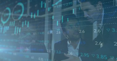 Yönetim kurulunda dizüstü bilgisayarın etrafındaki verileri piyasa verileriyle analiz eden üç yöneticiyle işbirliği yapmak. Şirket, takım çalışması, yenilik, analitik, finans, modern, profesyonel