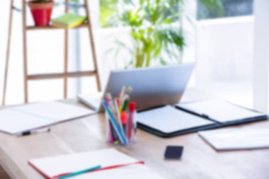 Bilgisayarı ve not defterleri olan ofis masası.