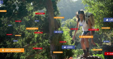 Tırmanışçı, sırtında sırt çantasıyla, üzerinde yüzen tebligat etiketleri olan çıkıntılar taşıyor. Kopya alanı. Macera, keşif, doğa, teknoloji, açık hava, canlılık, orman