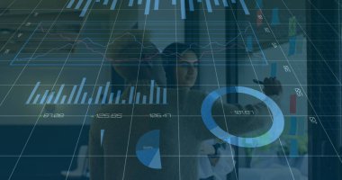 İş ortakları, konferans odasındaki cam panoda bar çizelgesini işaretliyor. Takım çalışması, analitik, yenilik, şirket, beyin fırtınası, strateji, üretkenlik