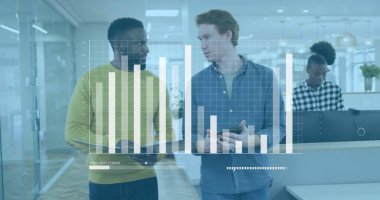 Tablet tutan ve açık planlı ofis koridorunda el kol hareketi yapan iki erkek iş arkadaşı. İşbirliği, yenilik, teknoloji, profesyonel, çalışma alanı, iletişim, modern