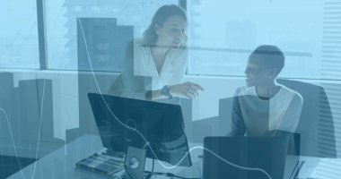 İş elbiseleriyle işbirliği yapan kadınlar, ofislerindeki belgeleri, dizüstü bilgisayarlarını ve monitörlerini inceliyorlar. Profesyonel, takım çalışması, üretkenlik, modern, kurumsal, kentsel, yenilik