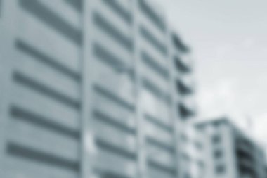 Şehirdeki odaksız binanın düşük açılı görüntüsü gökyüzüne karşı