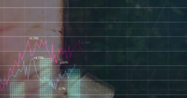 Izgara kaplaması, çizgi grafikleri ve çubukları ile güneşli yaprakların üzerinde dijital finans şeması gösteriliyor. Teknoloji, analitik, görselleştirme, yenilik, veri, arayüz, modern