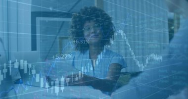 Bluzlu bir kadın konferans masasında dizüstü bilgisayar çizelgeleriyle market trendlerini tartışıyor. İş, takım çalışması, analitik, modern, kurumsal, profesyonel, dijital