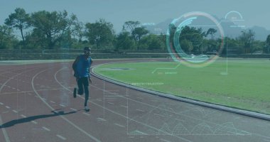 Hızlı koşan genç koşucu mavi kolsuz bluz ve şapkalı, HUD çizelgeleri ve fotokopi alanı var. Sporcu, spor, fitness, dijital, gelecekçi, açık hava, motivasyon