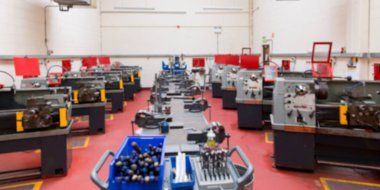 Makine atölyesi düz resimleme paralel metal torbalar, el arabası, kırmızı kalkanlar gösteriyor. Sanayi, atölye, makine, işçilik, hassasiyet, güvenlik, eğitim