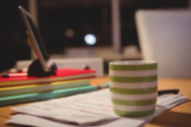 Masadaki dijital tabletin üzerindeki kahve fincanı.