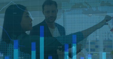 Ofis cam duvarındaki verileri, harita ve harita kaplaması ile işaretleyen meslektaşım, kopyalama alanı. Analizler, takım çalışması, yenilik, dijital, iş dünyası, sunum, teknoloji