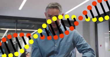 Mavi gömlekli adam ofiste DNA çift sarmal grafiğini bilgisayar monitörüyle açıklıyor. Biyoteknoloji, işbirliği, yenilik, teknoloji, şirket, laboratuvar, takım çalışması