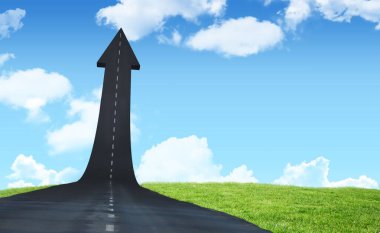 Bulutlu gökyüzüne karşı çimenli alanda ok işareti