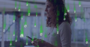 Soluk gömlekli bir ofis çalışanı elinde akıllı telefonla çalışma alanındaki yeşil kodlara bakıyor. Teknoloji, dijital, yenilik, fütüristik, çalışma alanı, profesyonel, modern