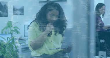 Açık yeşil bluz giyen, masa başında kalem ve dizüstü bilgisayarla kağıt belgelerini işaretleyen bir kadın. Üretim, işbirliği, modern, profesyonel, çalışma alanı, şirket, tasarım