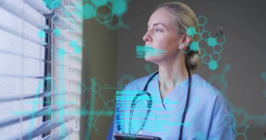 Klinik penceresinde elinde tablet bulunan önlüklü veri doktorunu hologram kaplamalarıyla incelemek, kopyalama alanı. Sağlık, teknoloji, yenilik, profesyonellik, tanı, dijital, tıbbi