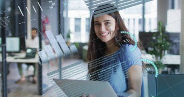 Çalışma masasında oturmuş, bilgisayarında holografik veri örtüleri olan, açık planlı bir ofiste gülümseyen kadın. İşbirliği, teknoloji, analitik, modern, çalışma alanı, profesyonel, yenilik