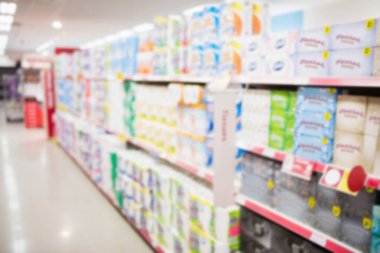 Paketlenmiş ürünlerin süpermakette satılmak üzere raflardaki odaklanmış görüntüsü