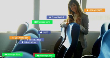İş kadınlarının otobüs koridorlarında telefon dinlemesi. Tebligat kaplamaları, kopyalama alanı. Ulaşım, iletişim, teknoloji, modern, banliyö, şehir, bağlantı