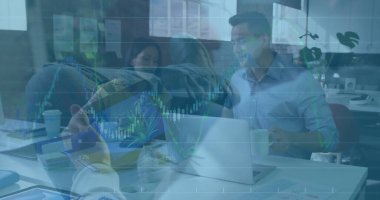 Meslektaşlar, modern ofisteki finansal verileri dizüstü bilgisayar ve yazılı çizelgelerle inceliyorlar. İşbirliği, takım çalışması, yenilik, üretkenlik, modernlik, ticaret, strateji