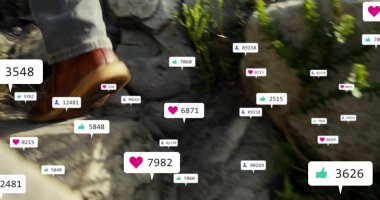 Kahverengi deri yürüyüş botları kayalık patika izleri, yüzen bildirimler, kopyalama alanı. Macera, keşif, engebeli, açık hava, doğa, vahşi doğa, seyahat