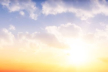 Gün batımında bulutlu gökyüzü manzarası