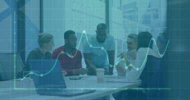 Konferans odasında dizüstü bilgisayarlı akıllı telefonlu grafikleri analiz eden uzmanlar. Kurumsal, takım çalışması, yenilik, veri, iş, modern, analiz