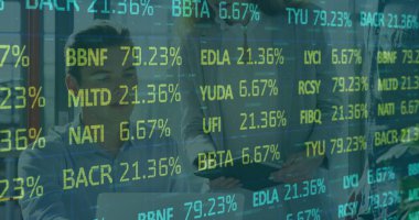 İş kıyafetleri içinde işbirliği yapan ekip açık planlı ofiste tablet üzerinde borsa saatlerini gözden geçiriyorlar. Profesyonel, takım çalışması, modern, teknoloji, finans, çalışma alanı, yenilik